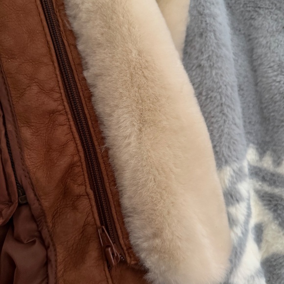 Woman’s leather bomber jacket - Picture 9 of 9